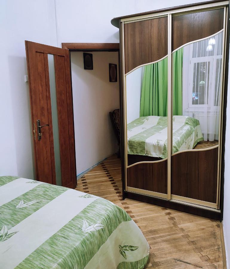 Апартаменти Трехкімнатні В Самому Центрі Для 6-Х Leópolis Exterior foto